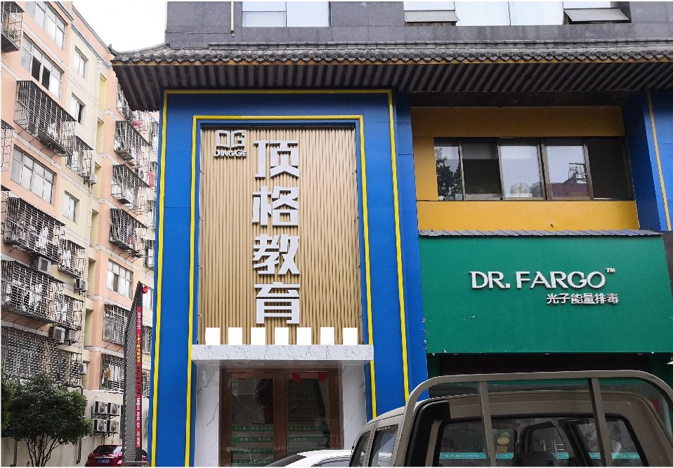 罗山门头设计要符合门店特色。