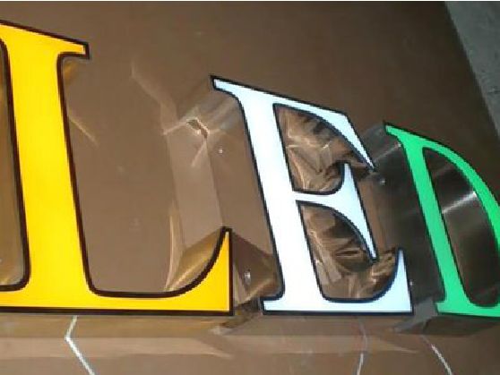 罗山介绍LED招牌的基础知识。